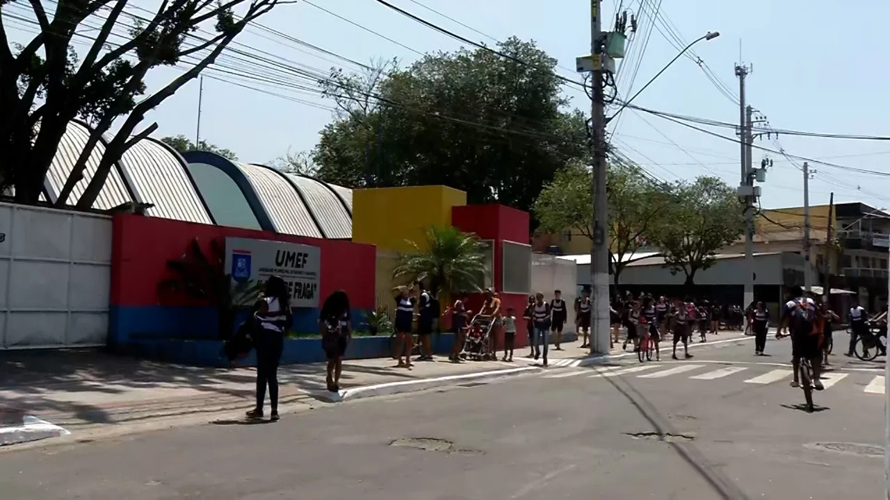 Estudantes reclamam do calorão e da falta de ventiladores em escola de Vila Velha