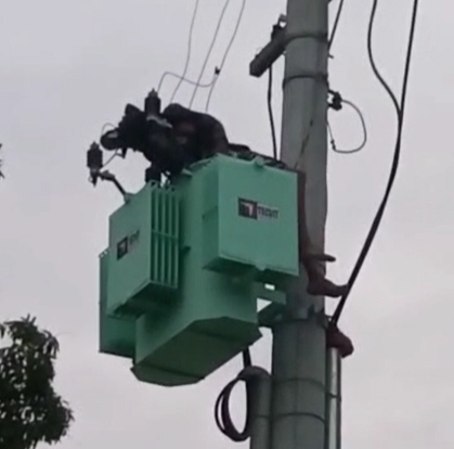 VÍDEO | Homem leva choque após subir em transformador para roubar fios de cobre em Cariacica