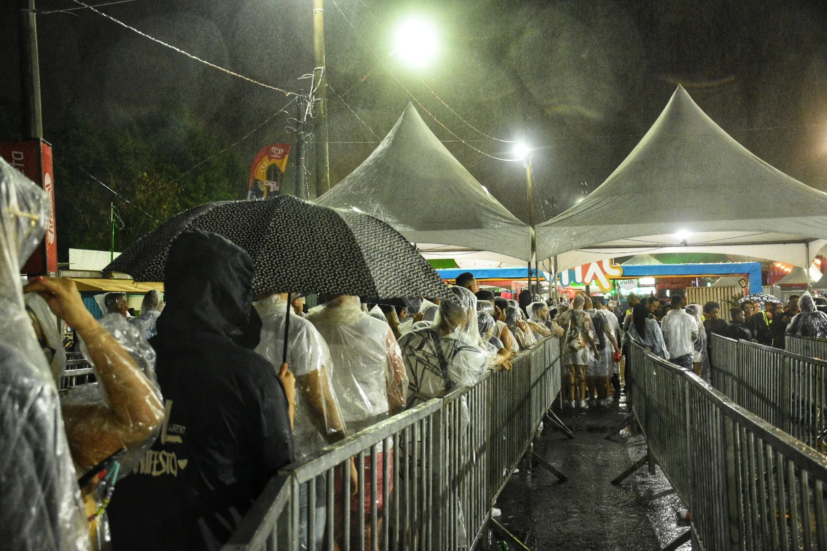 FOTOS | Vital com chuva: foliões não desanimam e chegam para a festa