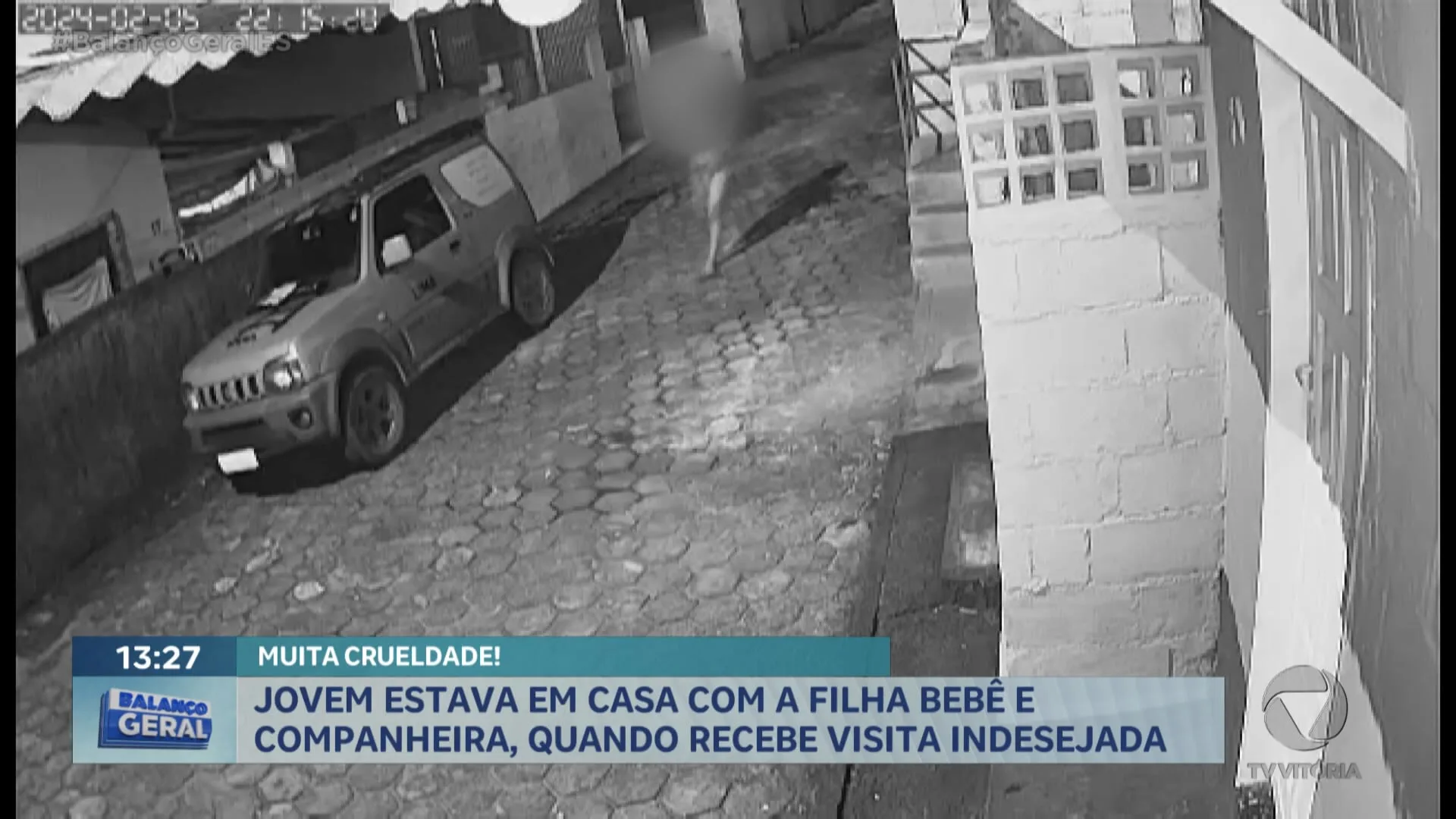 Jovem estava em casa com a filha bebê e companheira, quando recebe visita indesejada