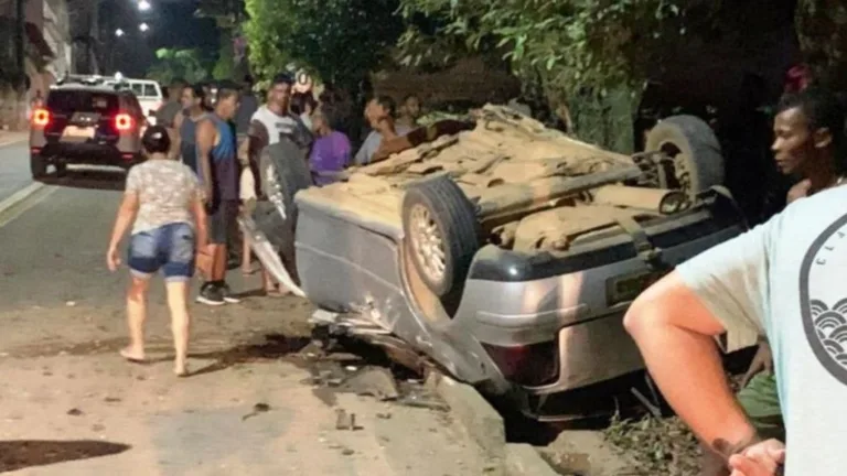 VÍDEO | Motorista capota ao perder o controle de veículo no interior do ES