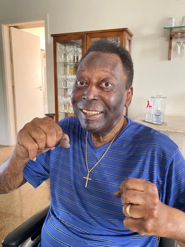 Com câncer, Pelé é internado e filha desabafa: "Regulando medicamento"
