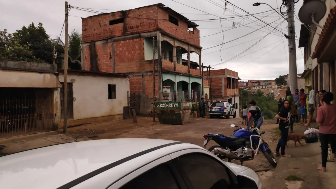 Jovem de 19 anos é morto a tiros dentro de casa em Cariacica; vítima estava dormindo