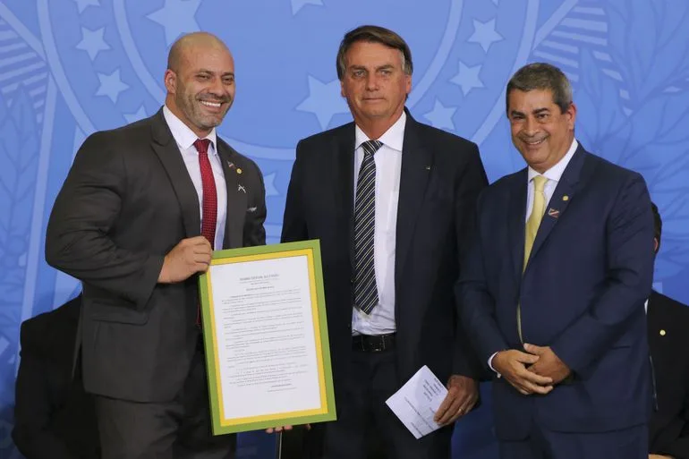 Deputado Daniel Silveira, o presidente da República,Jair Bolsonaro, e o deputado Coronel Tadeu, participam do encontro com deputados, no Palácio do Planalto, em Brasília