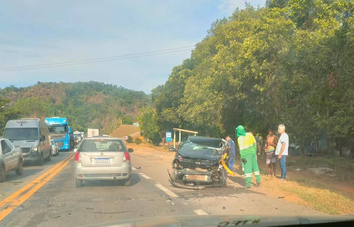 Grave acidente entre carro e carreta mata 2 pessoas na BR-101, em Fundão