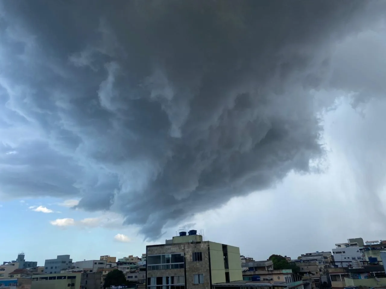 VÍDEO | Após manhã de sol, trovões e céu encoberto no ES