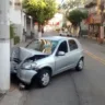 Motorista fica ferido após bater com veículo em poste no centro de Cachoeiro