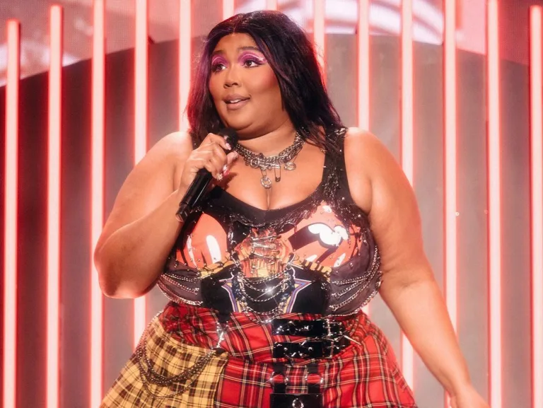 Lizzo, cantora acusada de assédio por ex-bailarinos, contrata advogado de Johnny Depp