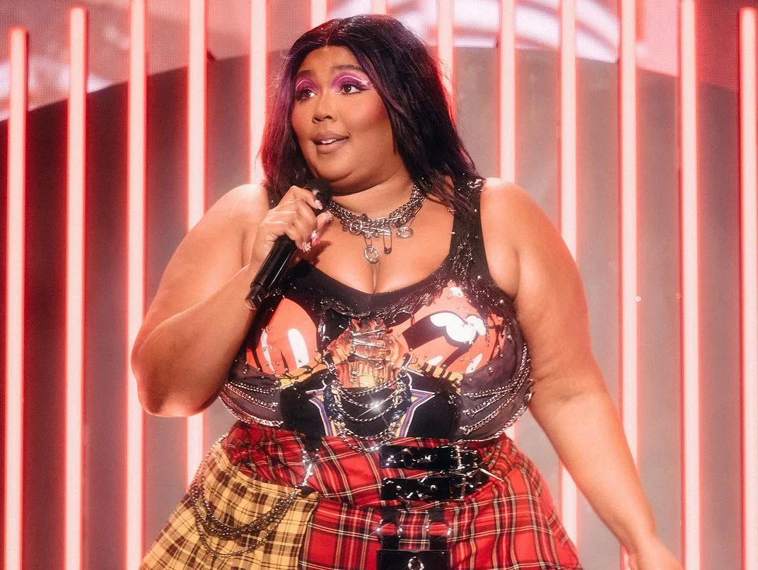 Lizzo, cantora acusada de assédio por ex-bailarinos, contrata advogado de Johnny Depp