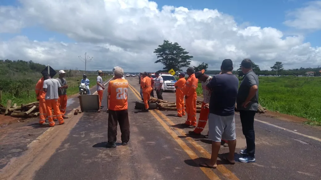 Funcionários que trabalham no asfaltamento de rodovia interditam estrada