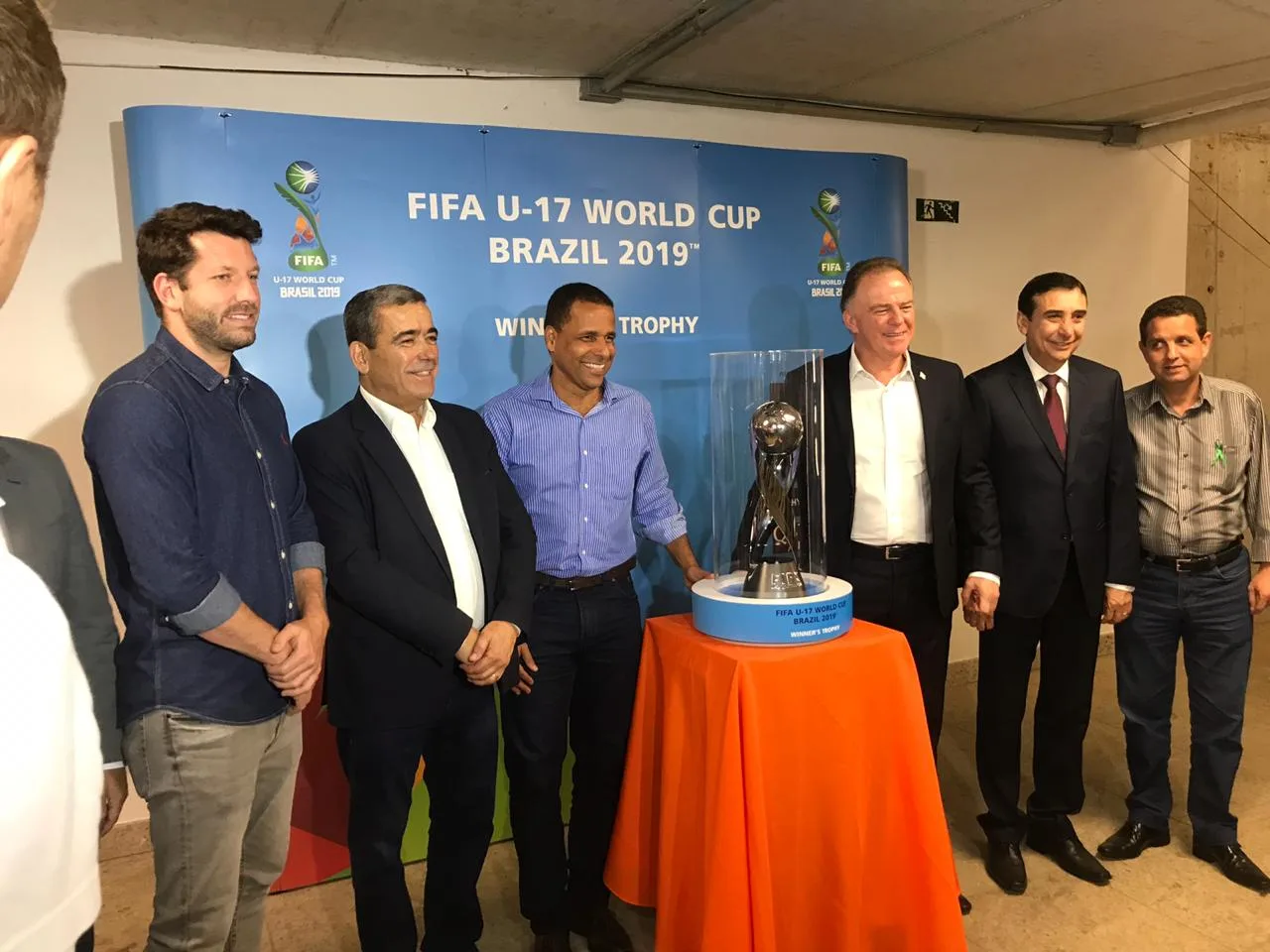 Taça da Copa do Mundo sub-17 é apresentada no estádio Kleber Andrade, em Cariacica