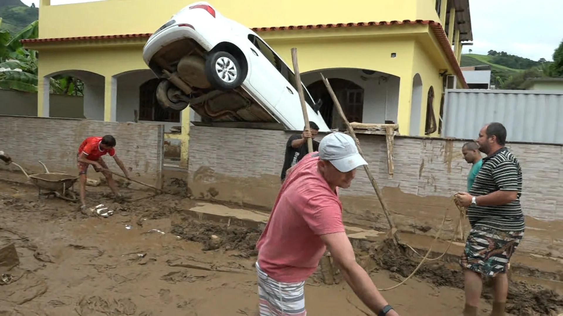 Moradores de Iconha tentam reconstruir a vida após destruição e mortes causadas pela chuva