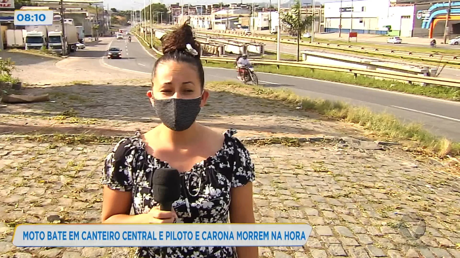 Moto bate em canteiro central e piloto e carona morrem na hora