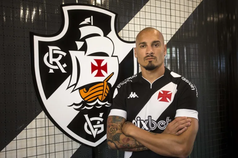 Vasco confirma contratação do zagueiro Maicon, ex-Santos