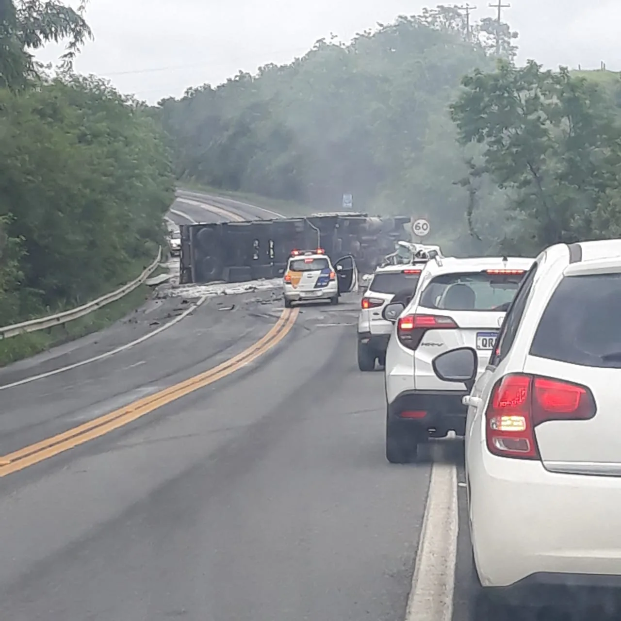 Acidente envolvendo carreta e veículo de passeio deixa uma pessoa morta na BR 101 na Serra