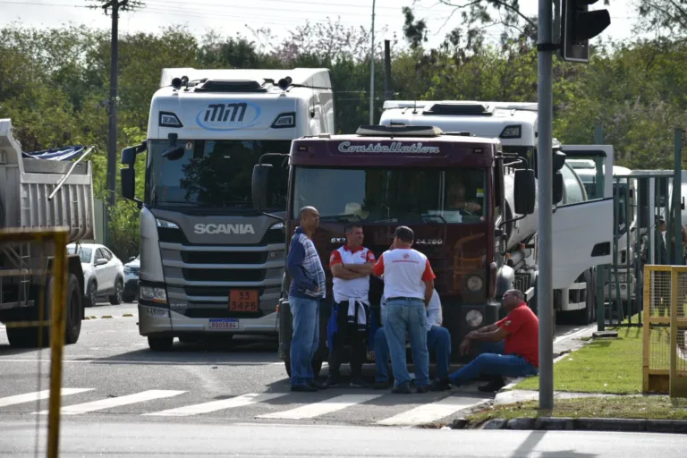 Greve dos tanqueiros: motoristas paralisam transporte de combustíveis no ES