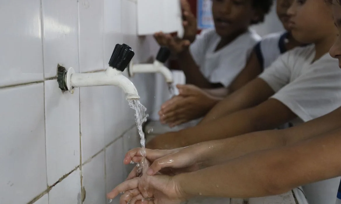 Alunos aprendem a prevenção ao novo coronavírus (Covid-19) na Escola Municipal Pedro Ernesto, através de cartazes, trabalhos escolares, e medidas de higiene e convívio pessoal.