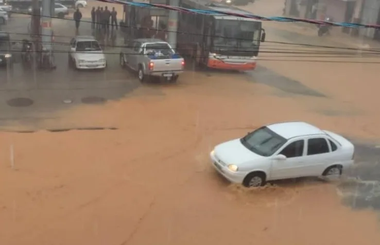 Chuva forte provoca alagamentos, deslizamentos e queda de muro em cidades no ES