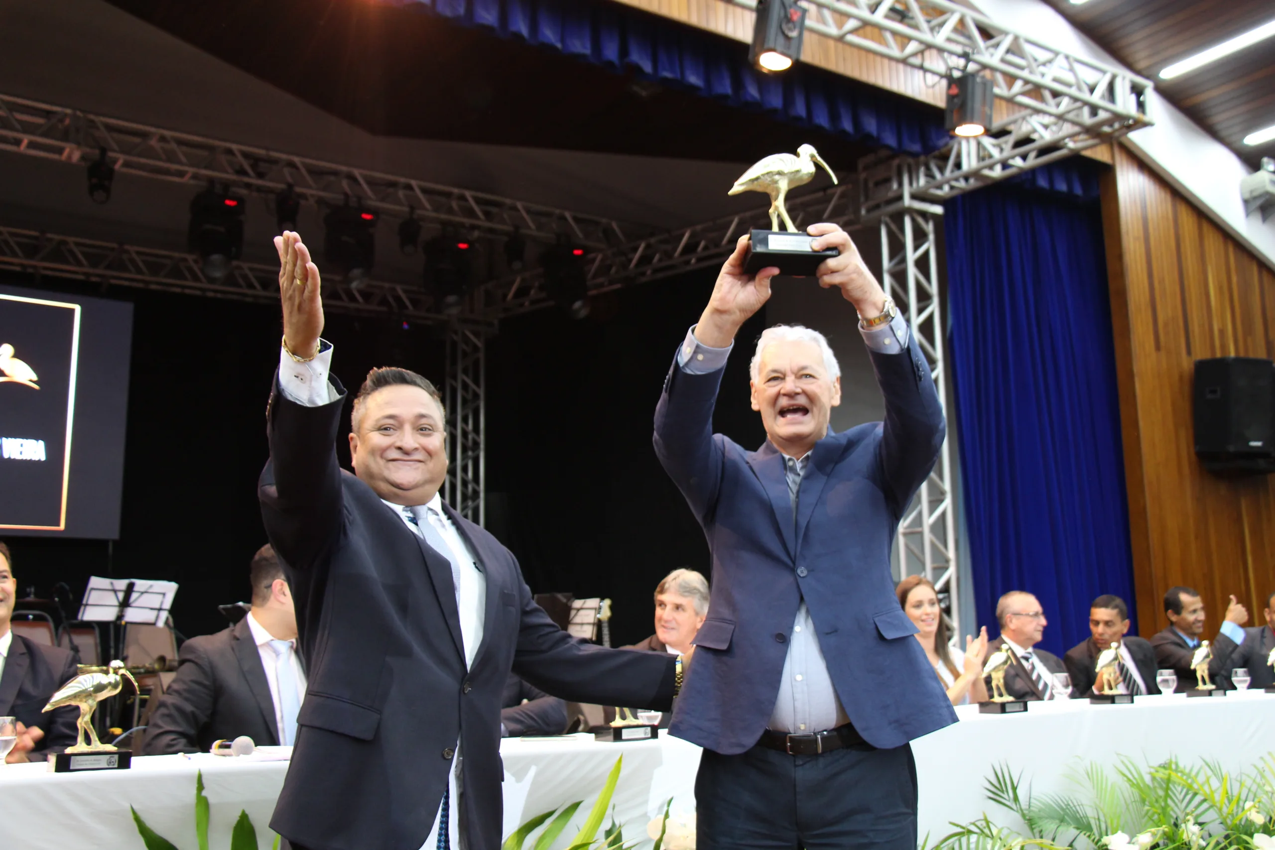 Câmara de Vereadores de Guarapari premia presidente do HFA com Guará de Ouro