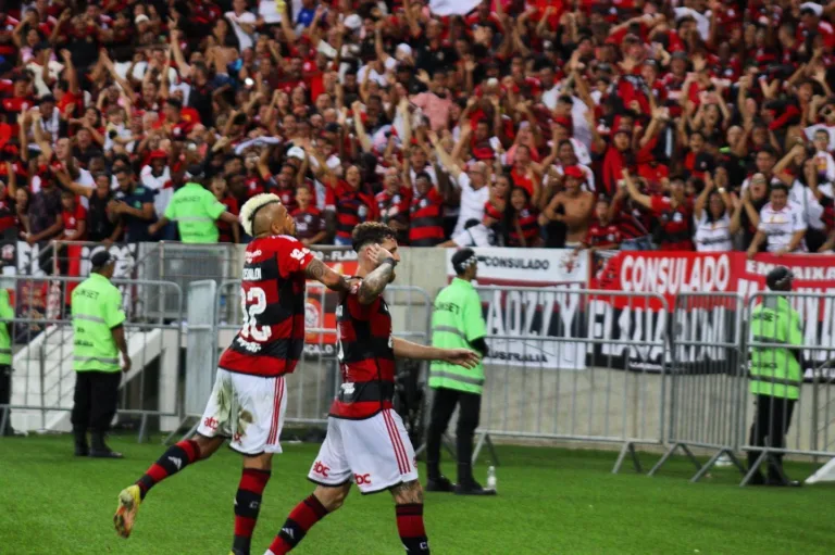 Flamengo marca no apagar das luzes e vence o Corinthians no Maracanã