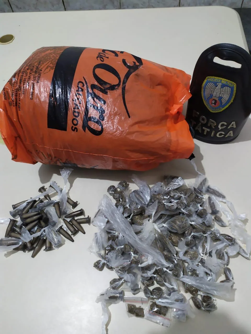 Polícia apreende mais de 8kg de maconha e 20 pinos de cocaína em Cariacica