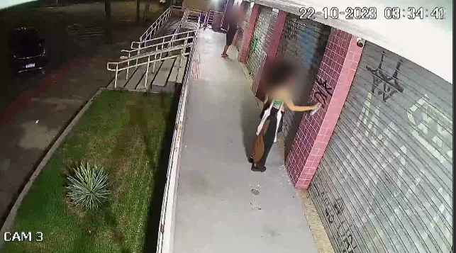 VÍDEO | Casal é flagrado pichando paredes de loja em Jardim da Penha