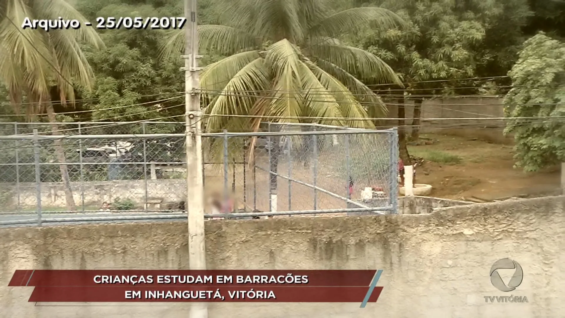 Crianças estudam em Barracões em Inhanguetá, Vitória