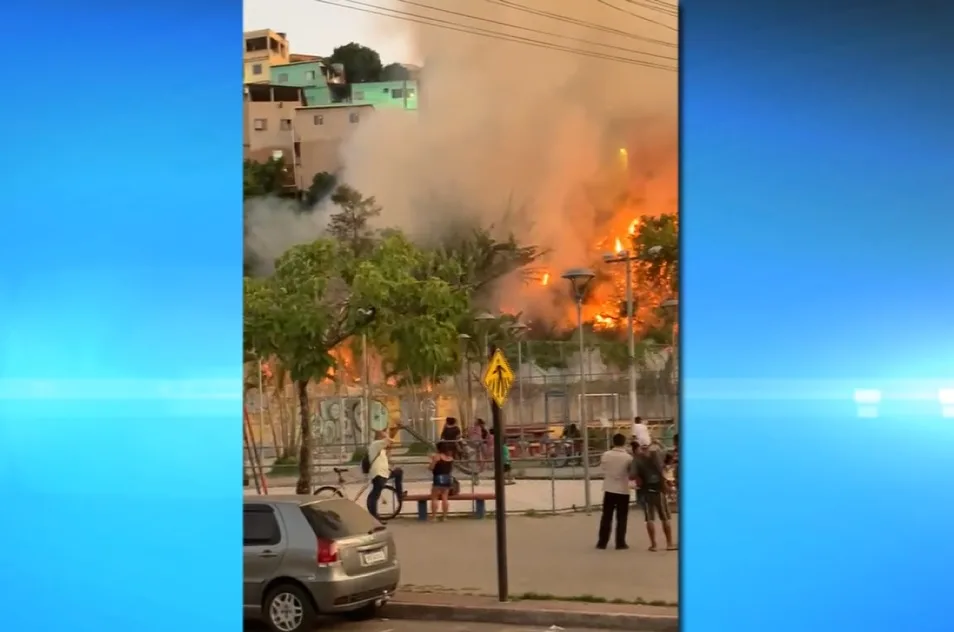 VÍDEO | Incêndio atinge vegetação no Morro da Gurigica, em Vitória, e por pouco não chega às casas