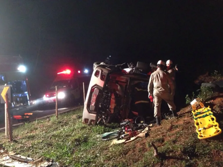 Motorista fica ferido após acidente com caminhão de leite na BR-482 em Alegre