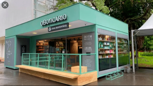 O Boticário abre loja pop up sustentável, construída com 3 toneladas de plástico reciclado.