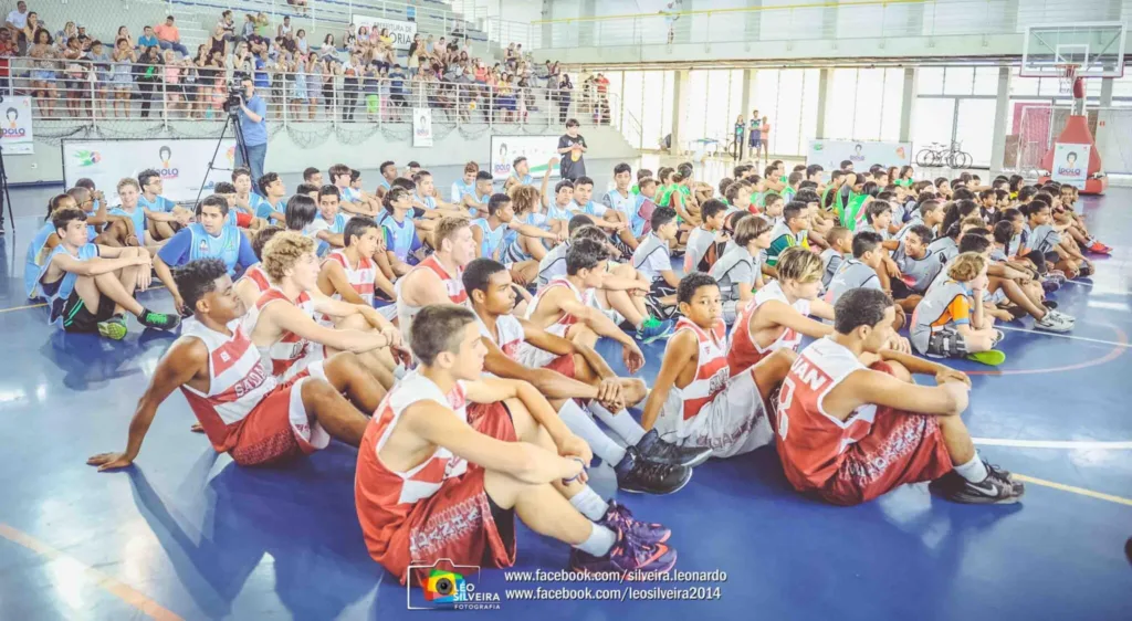 Anderson Varejão visita as crianças do seu projeto social voltado para o Basquete e Cidadania em Vitória/ES.