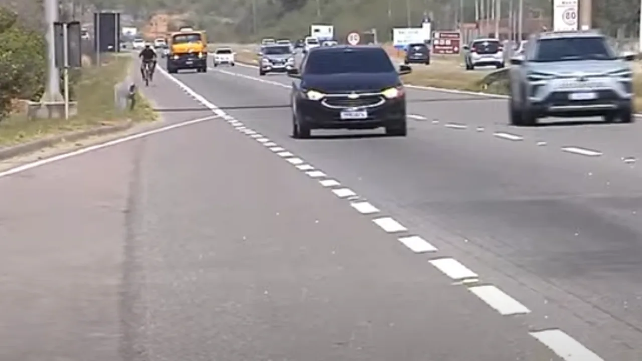 Motorista é sequestrado e tem carro roubado e queimado