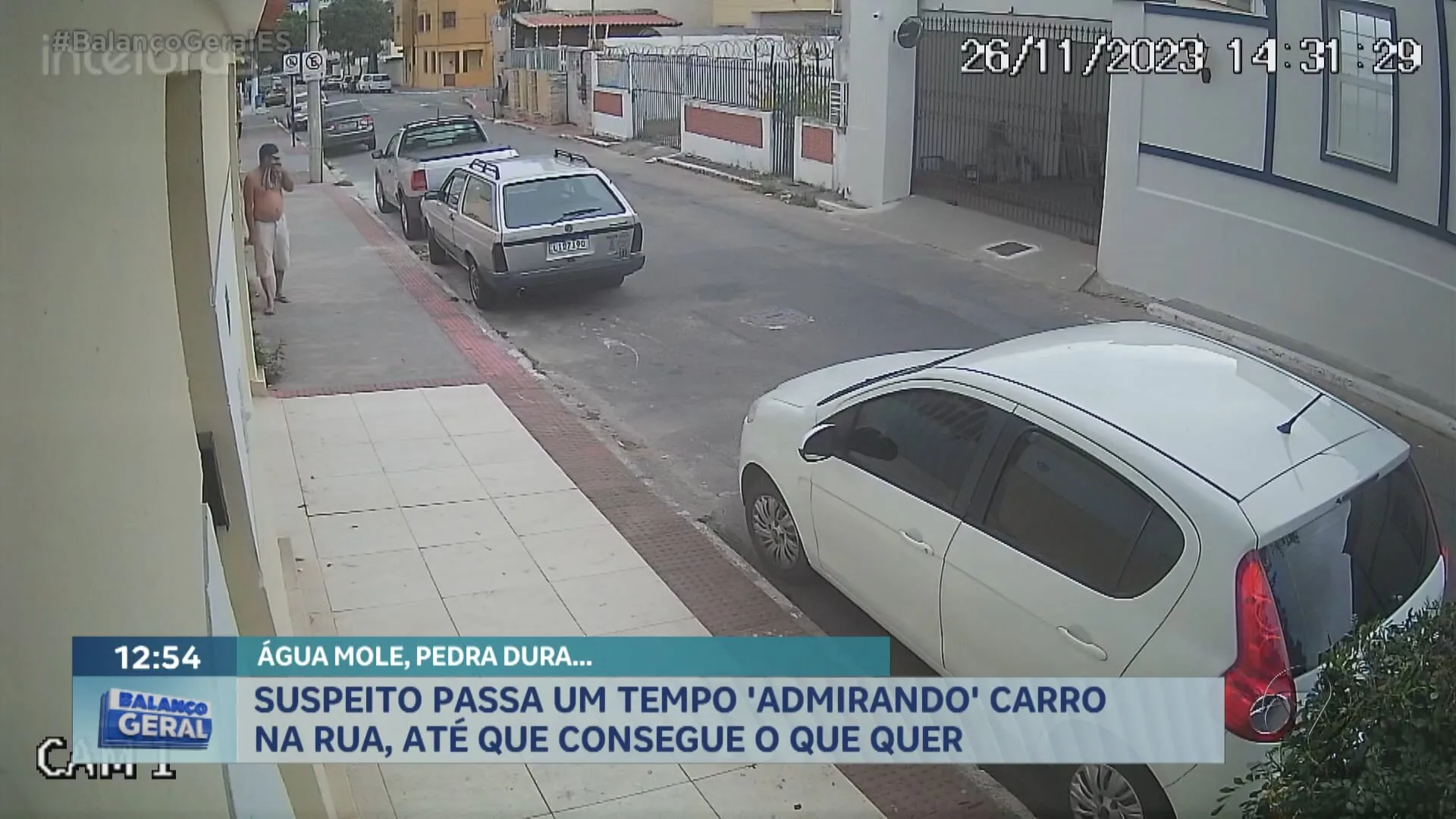 Suspeito passa um tempo 'admirando' carro na rua, até que consegue o que quer