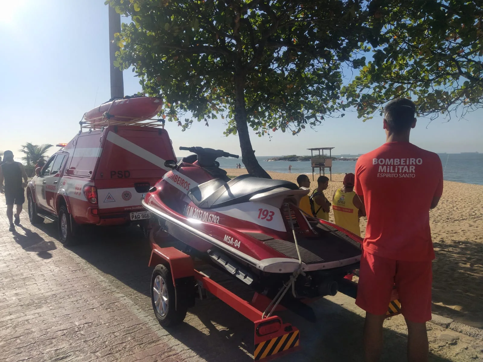 Pescador é resgatado em mar da Praia da Costa, Vila Velha