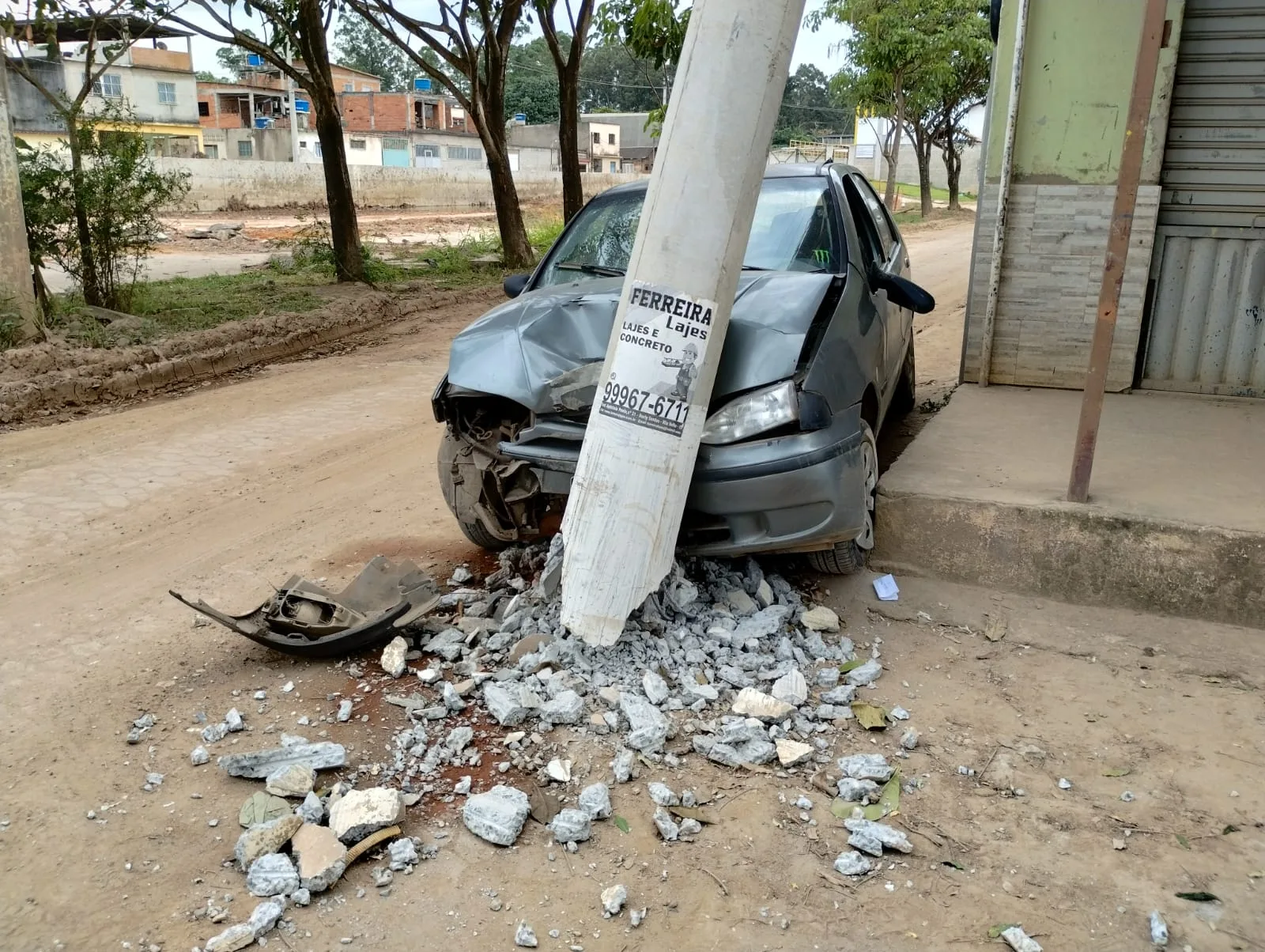 Carro bate em poste e deixa moradores sem energia em bairro de Vila Velha