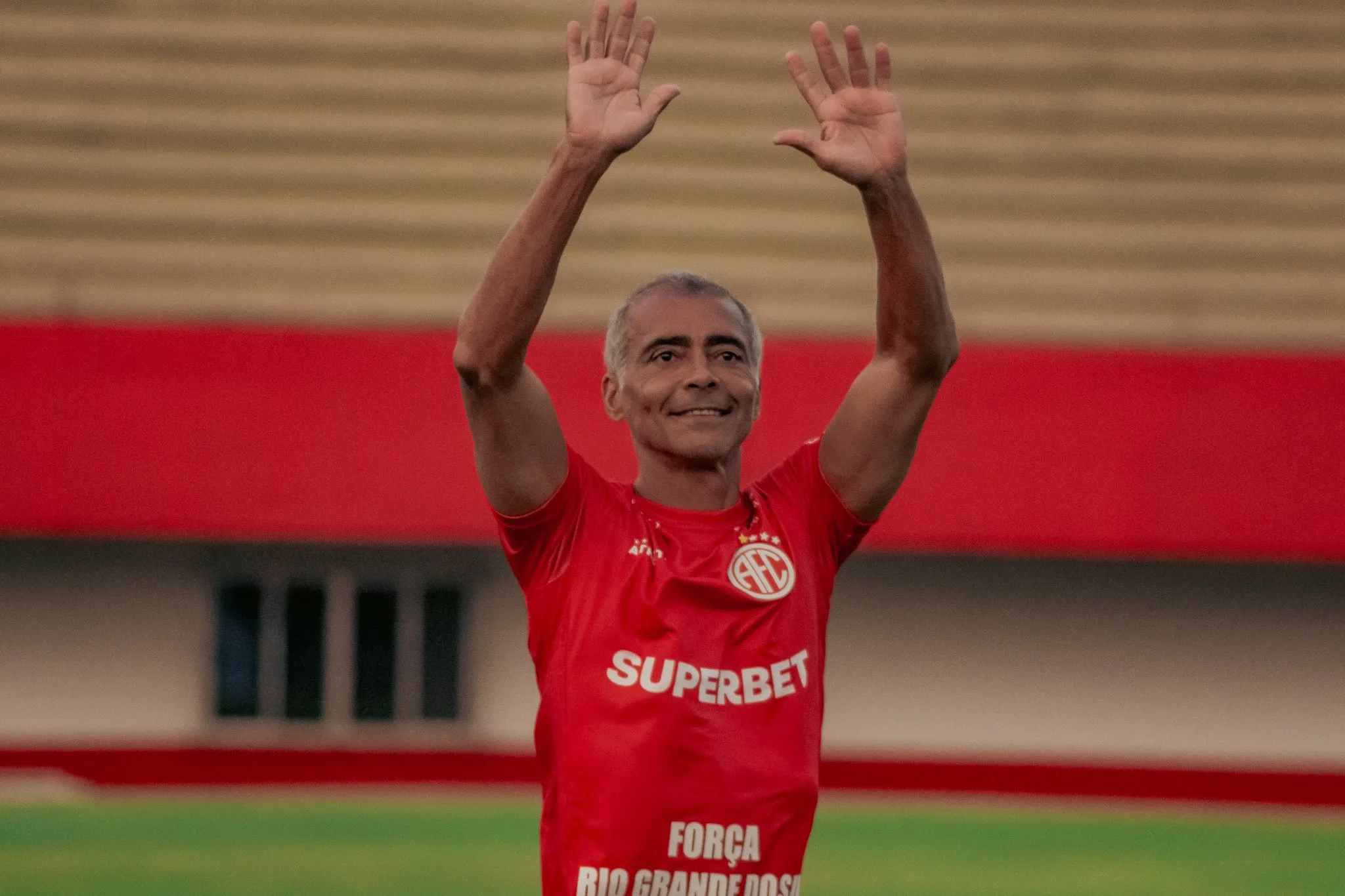 Romário detona atacantes do futebol atual: "Hoje os caras são burros"