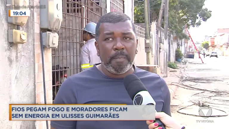 Fios pegam fogo em poste e comunidade fica sem luz