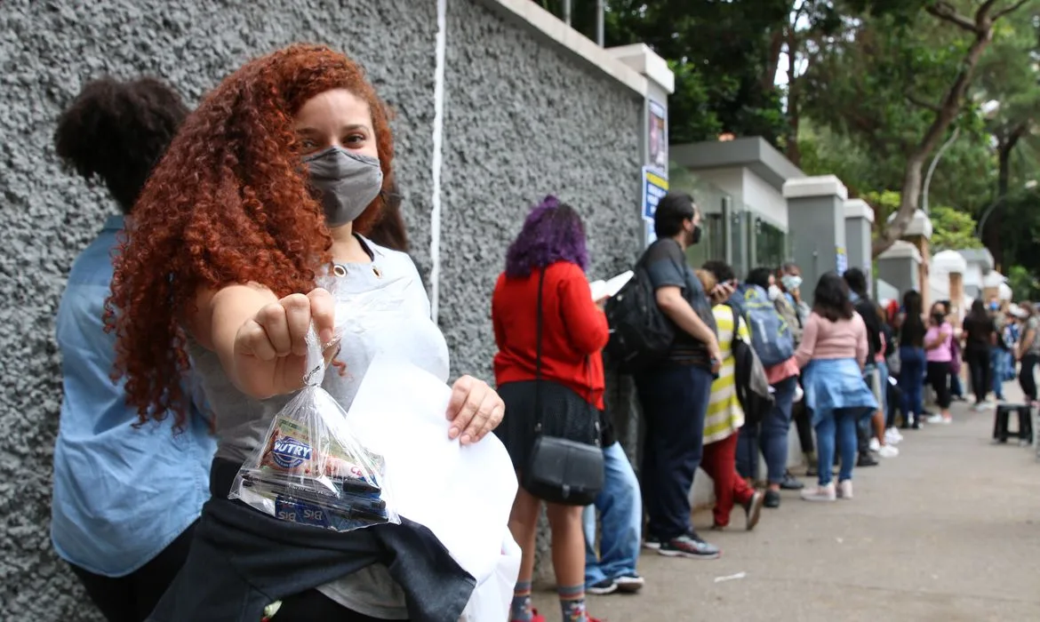 São Paulo – A estudantes Evoni de Souza Costa espera a abertura dos portões no primeiro dia de provas do Exame Nacional do Ensino Médio – Enem, na Universidade Presbiteriana Mackenzie.