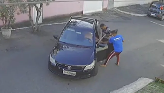 VÍDEO| Dupla tenta roubar carro, mas deixa veículo pendurado em calçada em Vila Velha