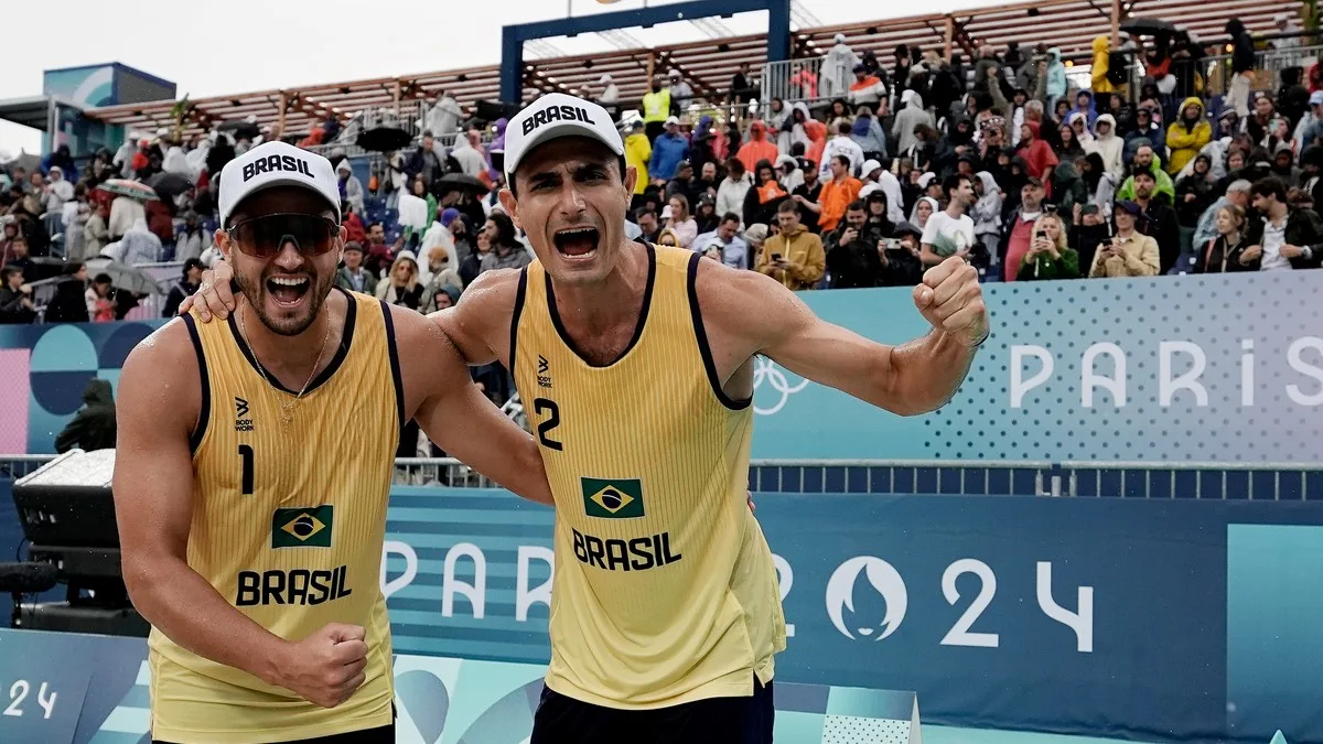 2024.07.27 – Jogos Olímpicos Paris 2024 – Volei de praia masculino – A dupla brasileira André (2) e George (1) estreia com vitória contra o Marrocos por 2 sets a 0 – Foto: Alexandre Loureiro/COB