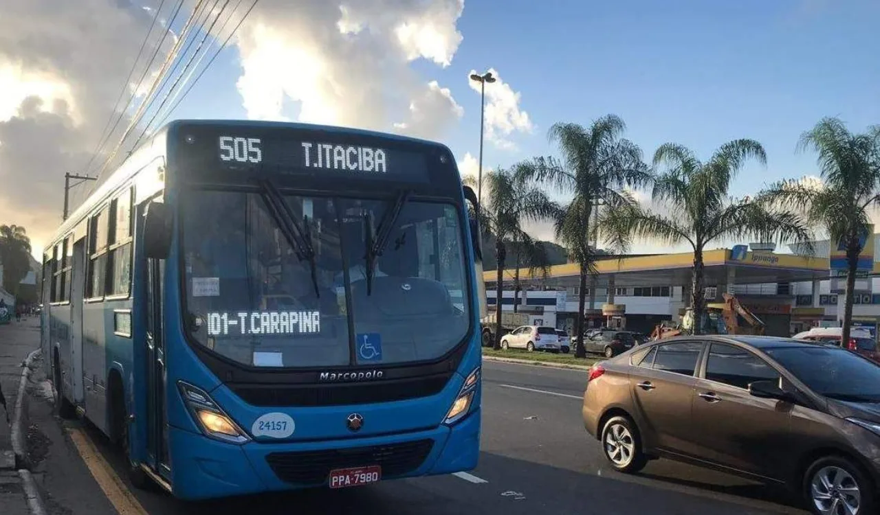 Trio assalta passageiros dentro de ônibus em Jardim Camburi