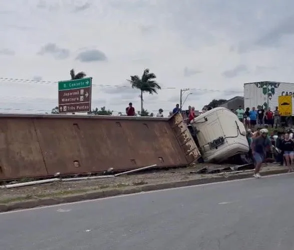 Carreta tomba e dois ficam feridos na BR-101, em Linhares