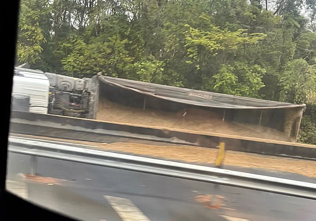 Carreta tomba e interrompe o trânsito na Rodovia do Sol em Guarapari