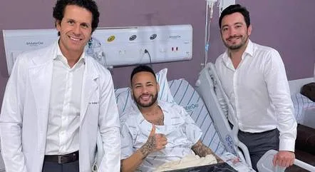 Neymar tem alta neste sábado (4) após cirurgia no joelho esquerdo