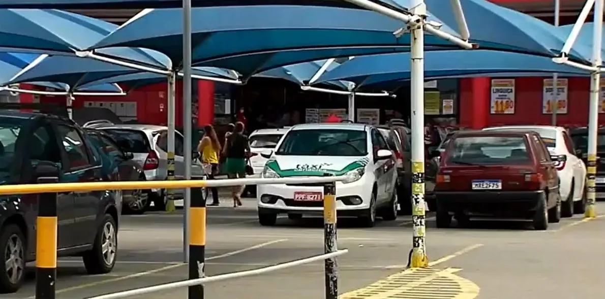 VÍDEO | Professora é rendida em estacionamento de supermercado e tem carro roubado na Serra