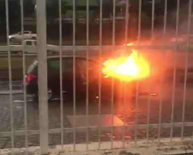 VÍDEO | Carro pega fogo no município da Serra