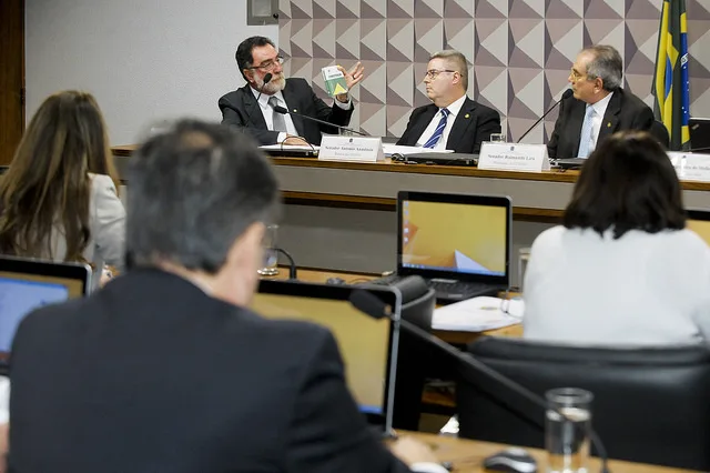 Perícia vira tema central de debate de senadores na comissão de impeachment