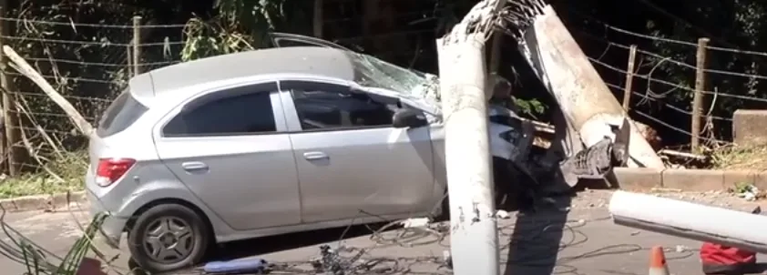 Motorista de app perde o controle do carro e bate em poste na Serra