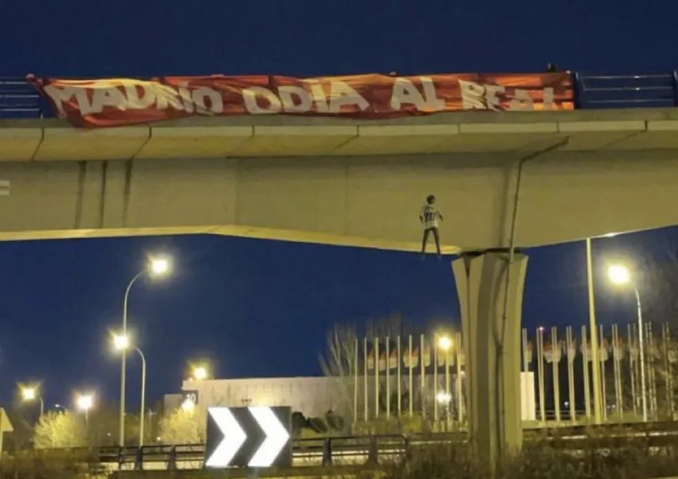 Polícia prende quatro suspeitos de pendurar boneco com camisa de Vini Jr. em ponte de Madri