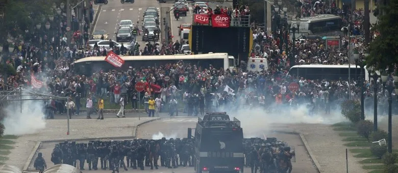 Curitiba- PR- Brasil-29/04/2015- Portesto de professores em greve, por conta da reforma previdenciária para os servidores públicos da educação do estado. Houve confronto entre policiais e manifestantes. Foto: Orlando Kissner/ Fotos Públicas